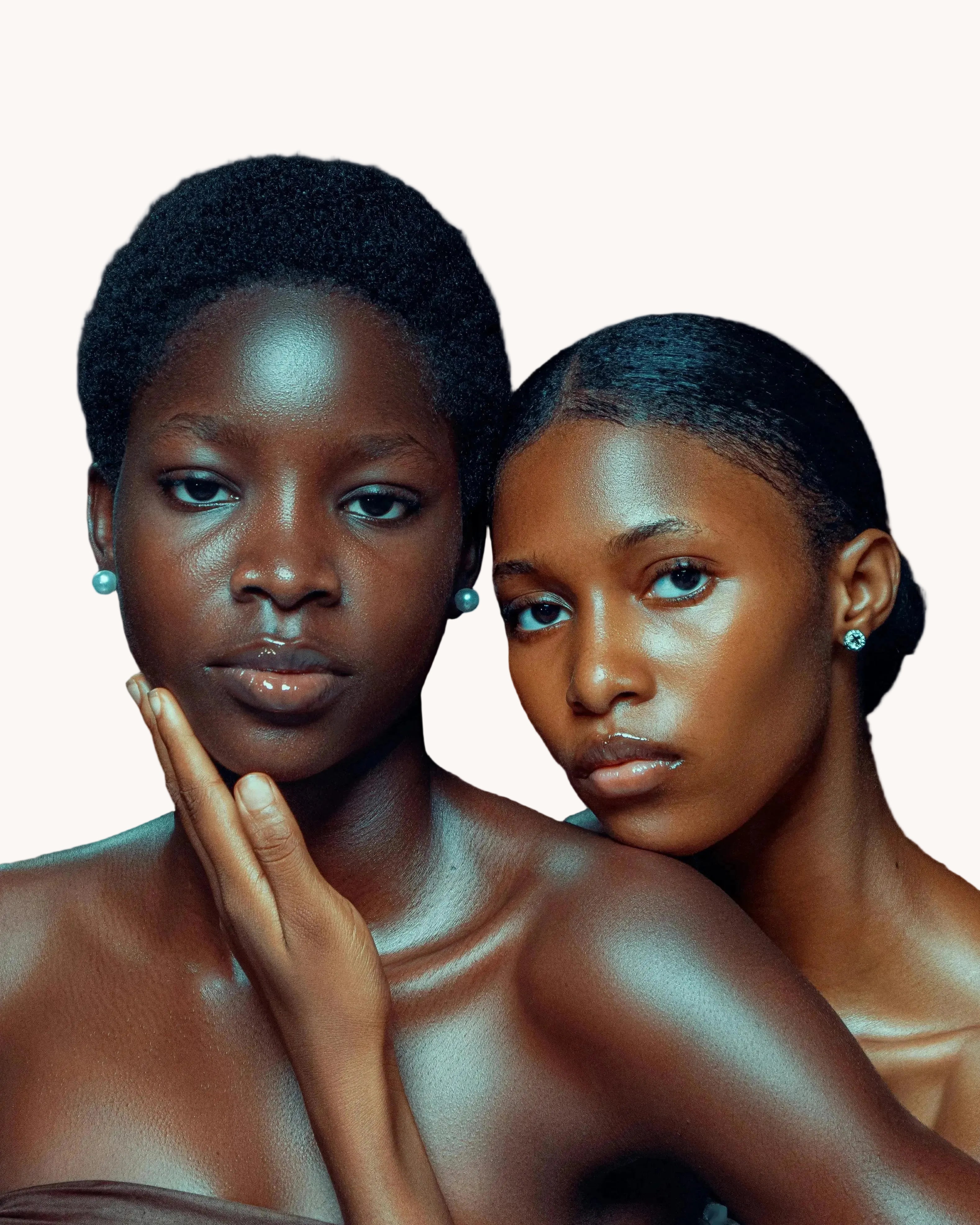 Bannière de blog présentant deux femmes noires au teint naturel et lumineux, illustrant les soins de la peau et les astuces de beauté