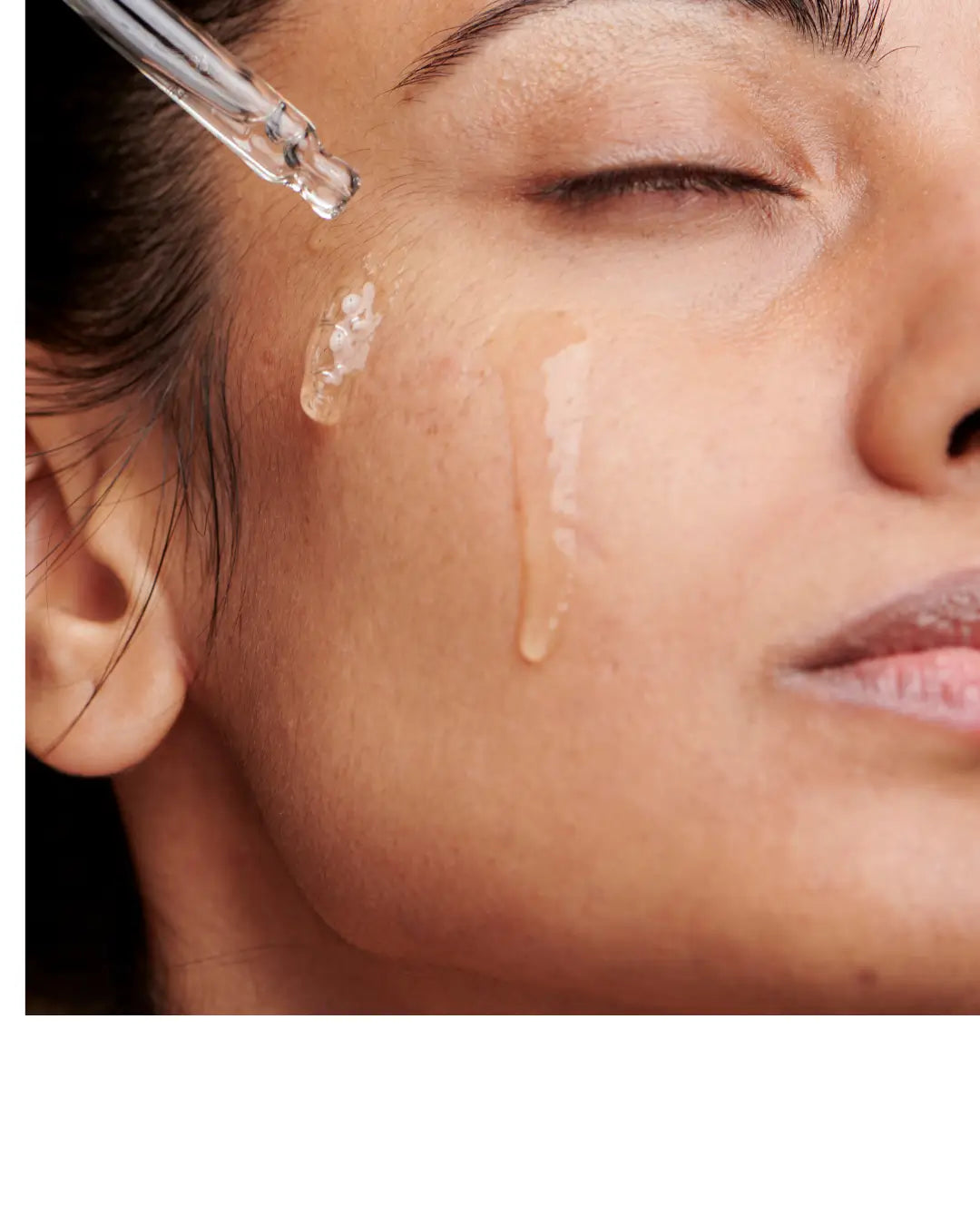 Huile de coco cosmétique appliquée sur le visage pour un soin naturel hydratant et nourrissant.