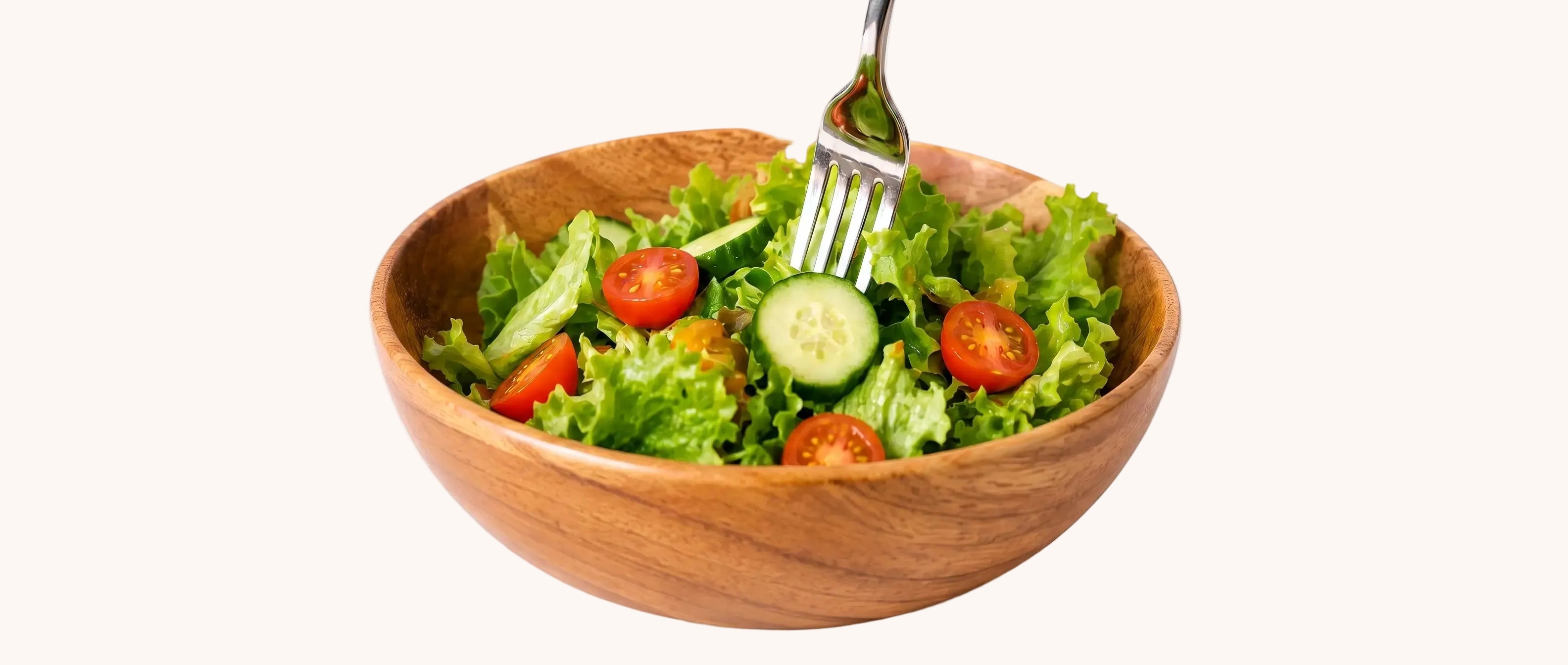 Bannière de blog présentant une salade verte fraîche aux tomates cerises et concombres dans un saladier en bois