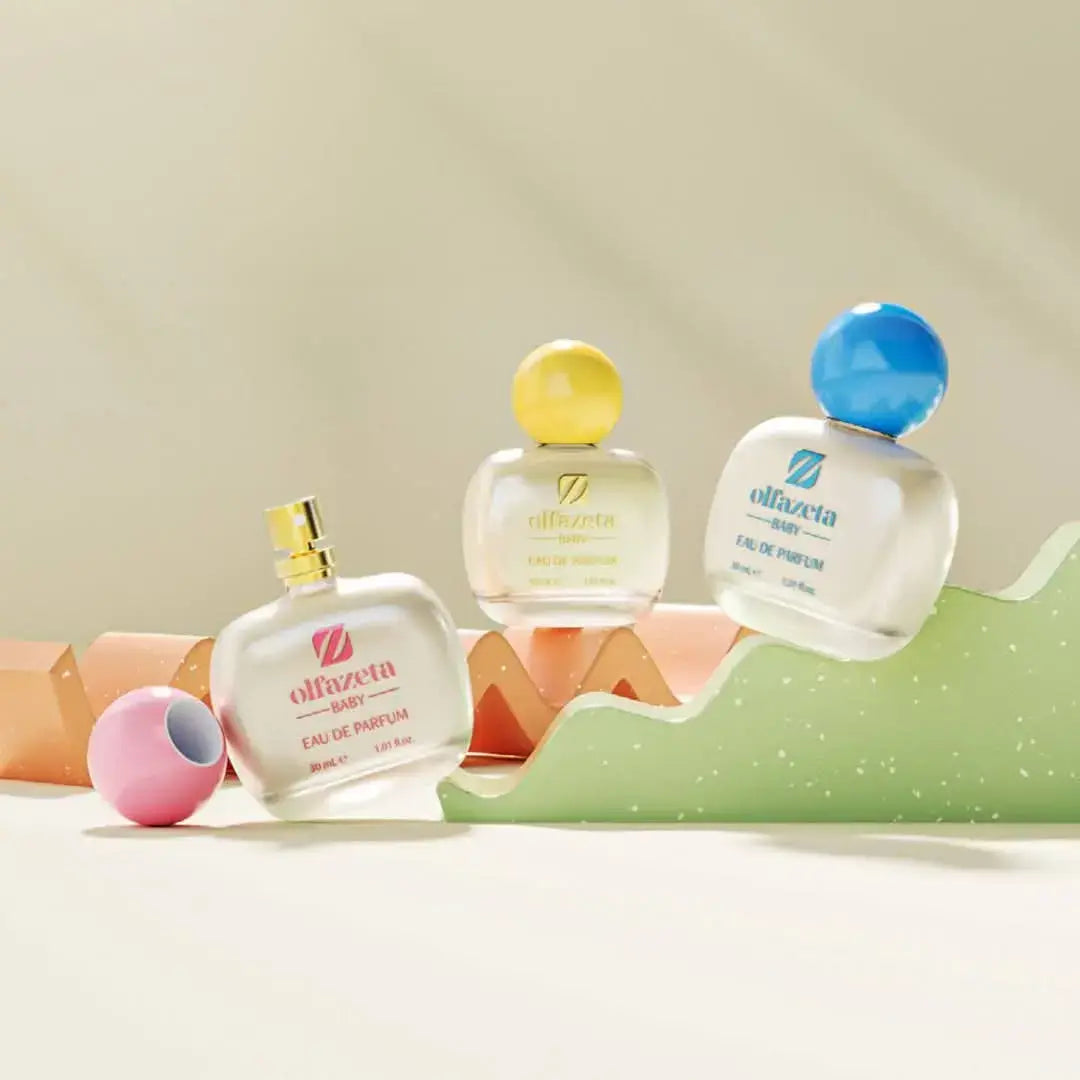 Trois flacons d'eau de parfum pour bébé de la marque Olfazeta.