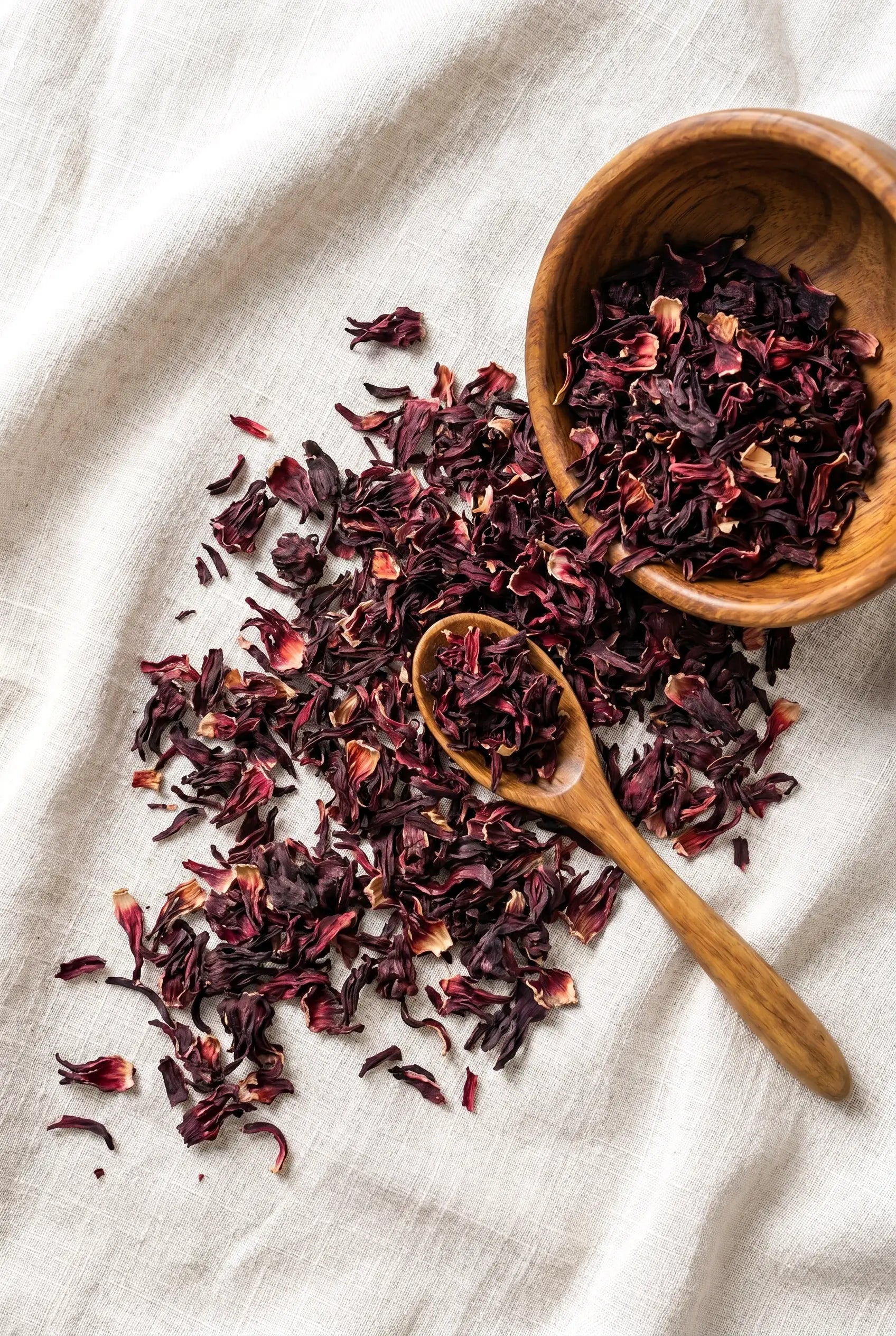 Fleurs d'hibiscus séchées en vrac pour infusion, présentées dans un bol